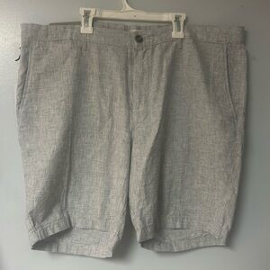 New with tags Men’s size 42 gray shorts